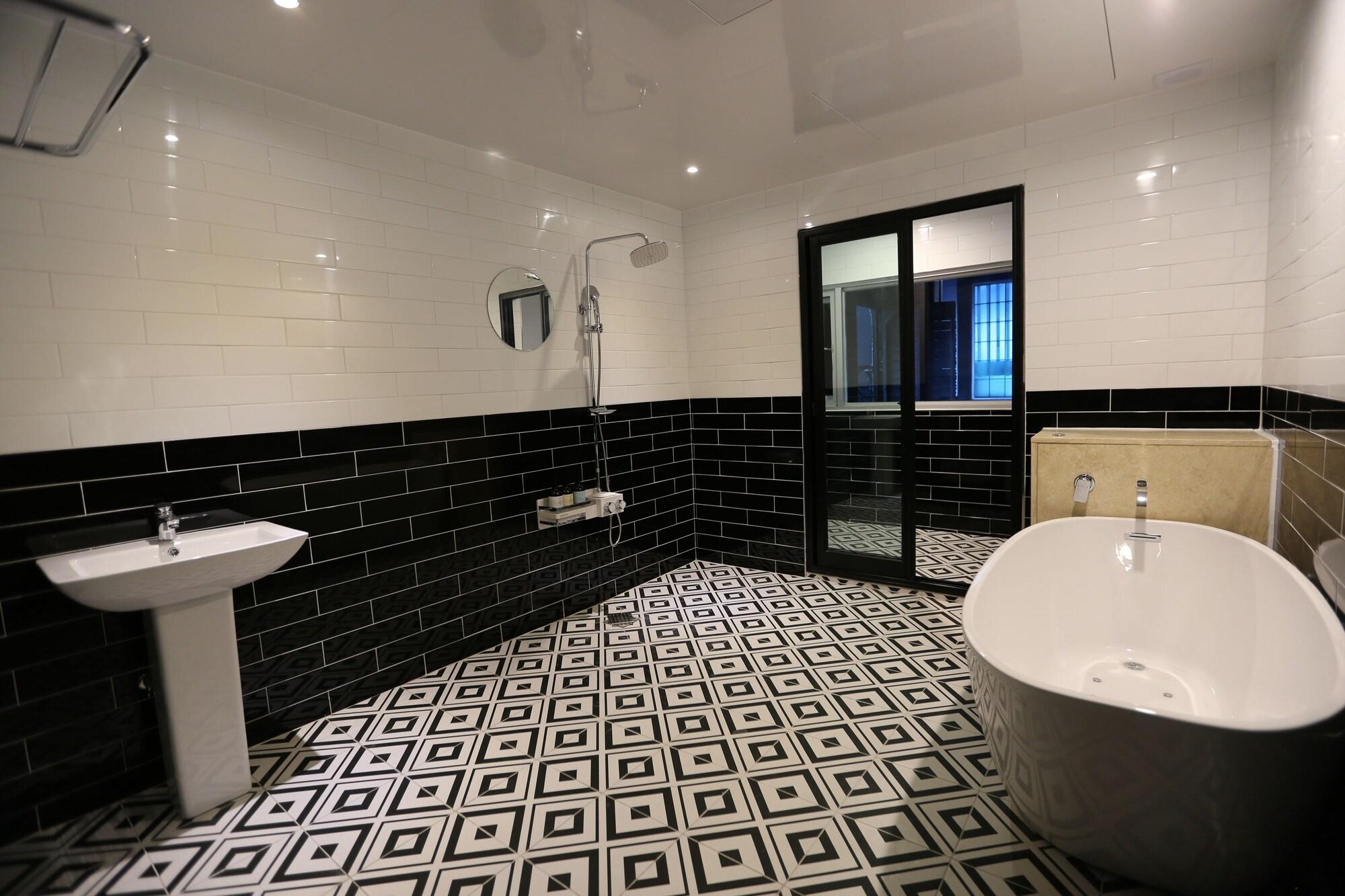 Almond Hotel Gupo Station Busan Bagian luar foto