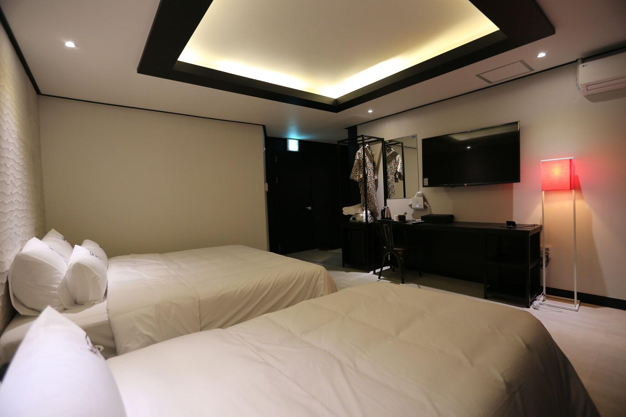 Almond Hotel Gupo Station Busan Bagian luar foto