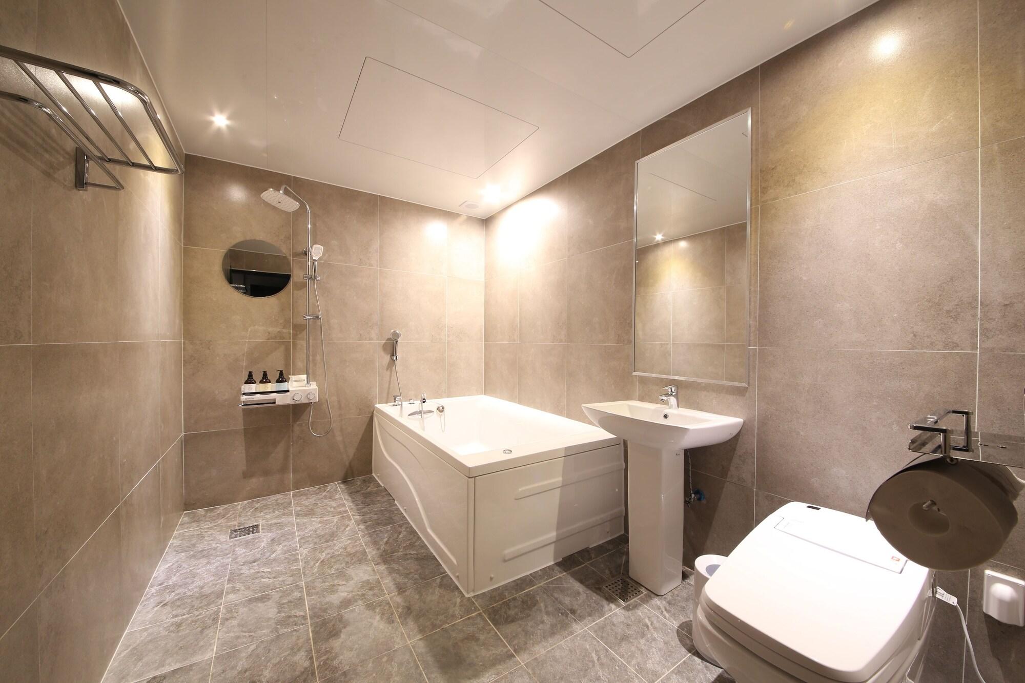 Almond Hotel Gupo Station Busan Bagian luar foto
