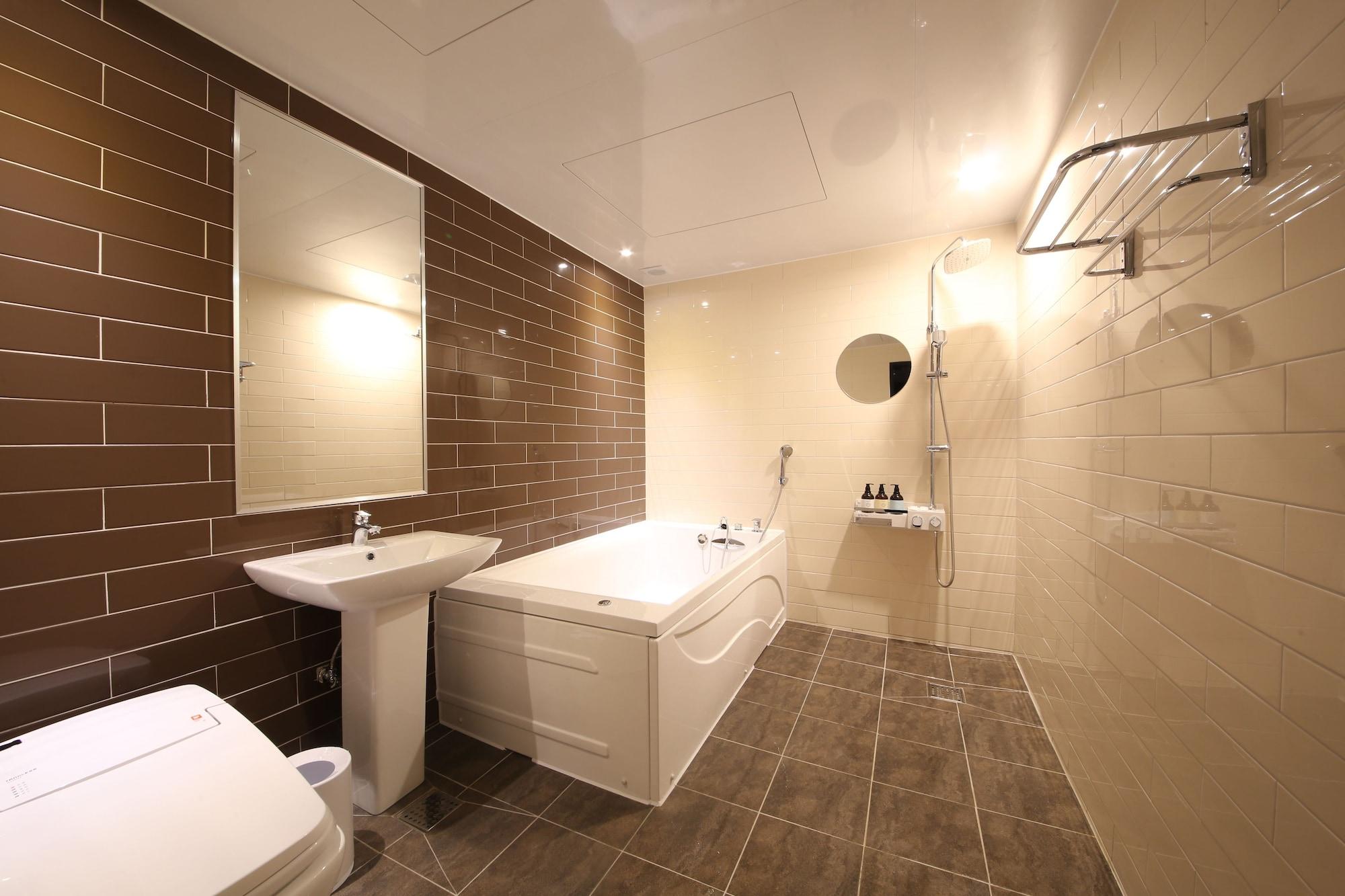 Almond Hotel Gupo Station Busan Bagian luar foto