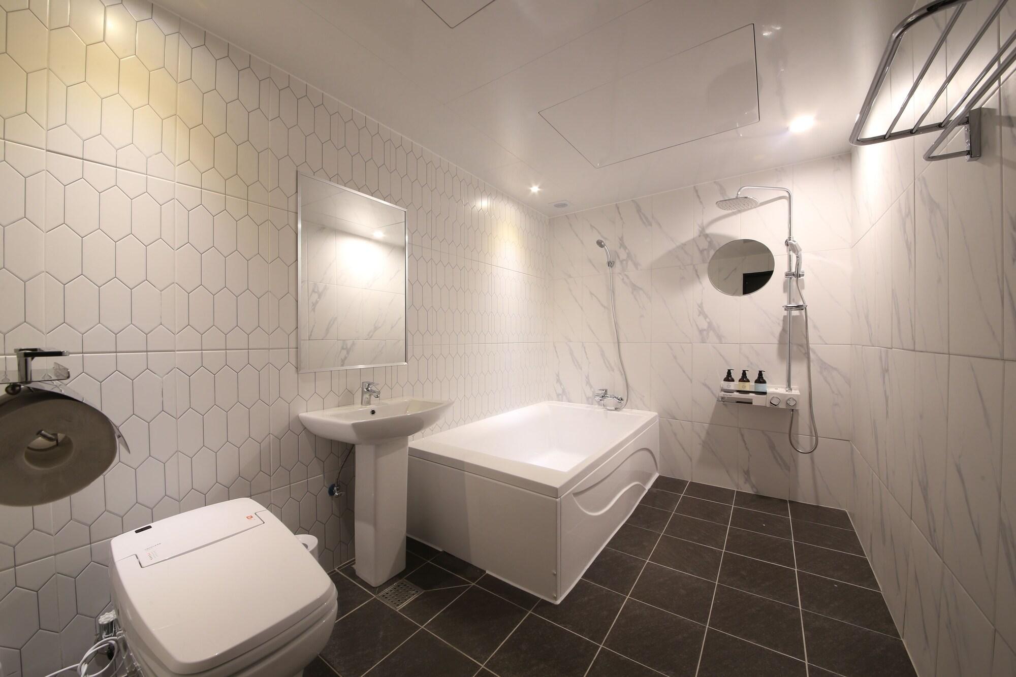 Almond Hotel Gupo Station Busan Bagian luar foto