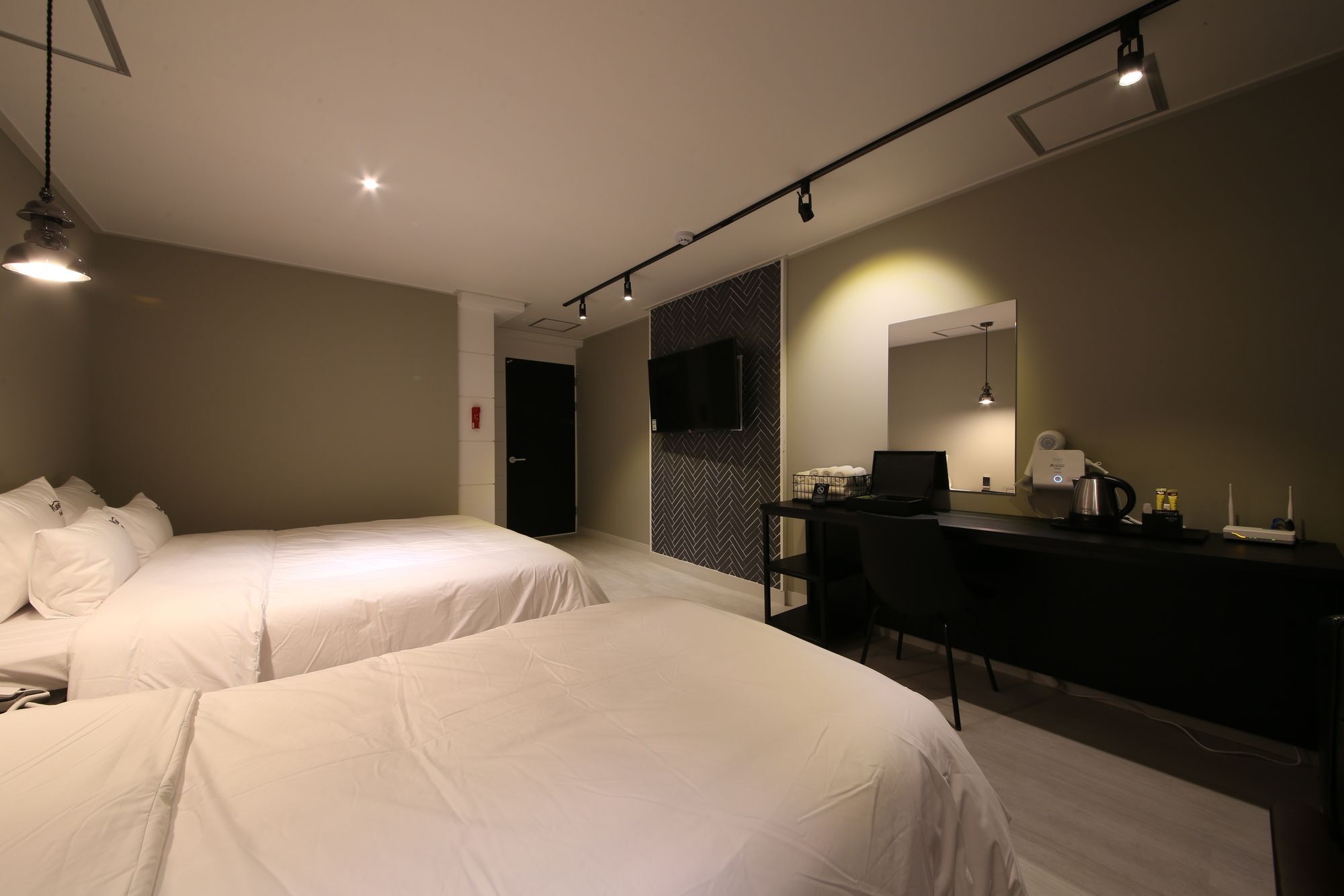 Almond Hotel Gupo Station Busan Bagian luar foto